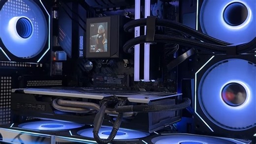 24寸屏幕搭配高效水冷，散热稳定不降频，长时间游戏办公更流畅，体验升级看得见。