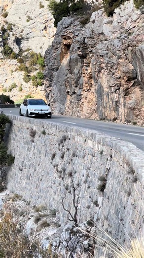Discover the Golf 8 R: Performance and Features