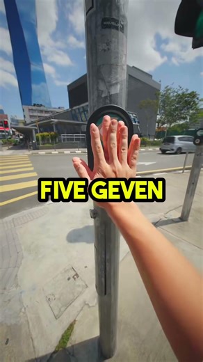 He made waiting at the traffic light 10% less boring 😭✋