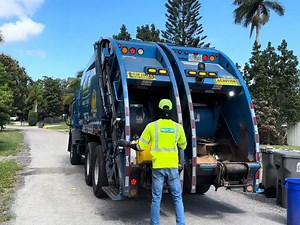 【垃圾回收】Waste Pro’s Blue Split McNeilus Rear Loader Garbage Truck Packing