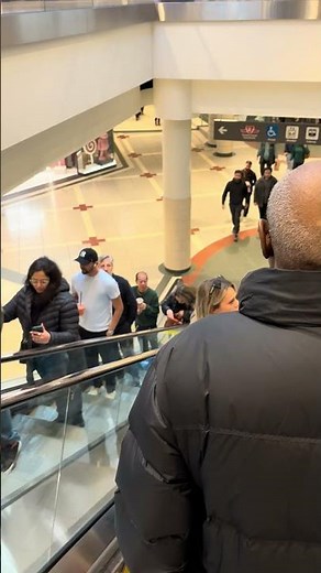 Toronto life 🇨🇦 What’s Happening at the Mall? Security at H&M 👀#toronto #torontolife #H&M #shopping