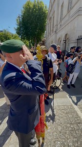 Shared Respect: Belgian Veteran Meets Canadian King’s Guard in London | #Respect #RoyalTradition #ViralReels #HorseGuard #Veterans #UnityInService #LondonMoments #KingsGuard #HorseGuardsParade #CanadianGuard #BelgianVeteran #MilitaryRespect #HonourAndService #GuardLife #FBReels #UKTravel #EpicLondon | King’s Guards Fans