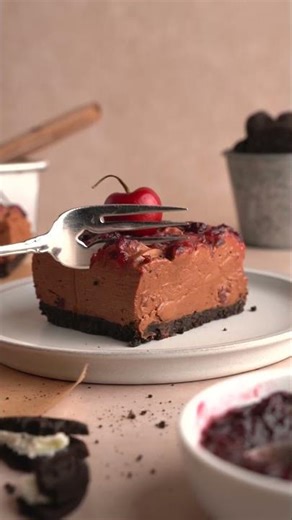 🍒🍫 No-bake chocolate cherry cheesecake with an Oreo crust!