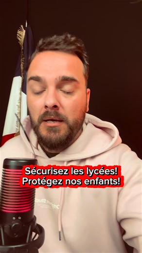 Lycées en danger! Tentative de meurtre au couteau à Bron : lundi après-midi 23 février 2026, un lycéen de 15 ans poignardé à l’aisselle à proximité du lycée automobile Émile Béjuit. Transport en urgence absolue à l’hôpital Edouard-Herriot. L’agresseur, un ado de 16-17 ans accompagné d’un groupe de 4-5 personnes (qui n’ont pas participé), prend la fuite. Arme blanche type Opinel ensanglantée retrouvée devant le lycée, un autre couteau sur la victime. Enquête pour tentative de meurtre. Présence po