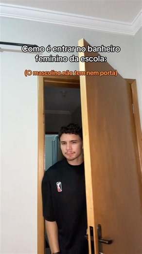 Como é entra no banheiro feminino