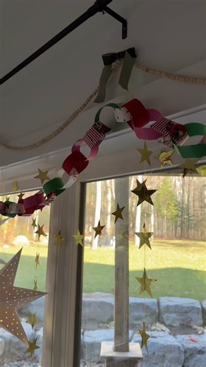 Holly Chase on Instagram: "Paper chains are the easiest way to bring back some childhood memories this Christmas ✨❤️🎄 #christmascrafts #christmasdecor #nostalgic"