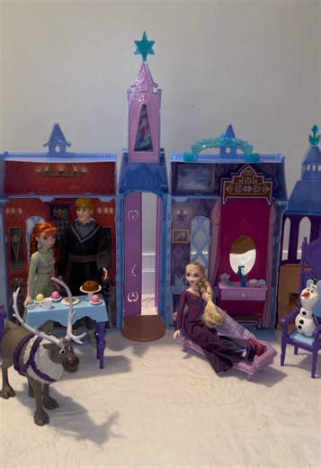 Unboxing the Disney Frozen Ultimate Arendelle Castle