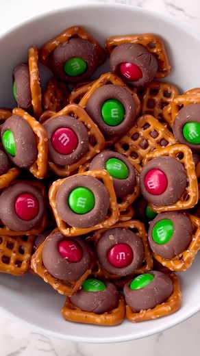 Jessica Selensky on Instagram: "M&M PRETZEL KISSES 🥨🍫 Here’s how I make them! - Mini square pretzels - Chocolate kisses - M&M candies 1. Lay the pretzels on a baking sheet and top each with a chocolate kiss. 2. Bake at 200 degrees F for 5 min or until the kisses are shiny and soft. 3. Remove from the oven and press an M&M candy in each chocolate kiss. 4. Let cool for a minimum of 1 hour 5. Enjoy!🎅🏼🎄☃️ . . #mandmworld #chocolatepretzels #hersheykisses #sweetsnack #easydessert #sweettreats #h
