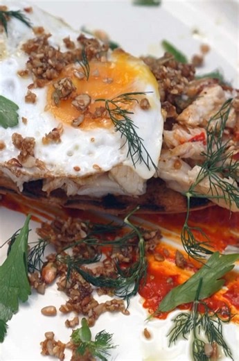 Ben’s Breakfast Fish Baguette 🥖 🐟 Recipe below 🍽👇 Ingredients: Fish frame with fillets removed – cut fins down or remove so they don’t burn Butter Chilli sauce (Ben used a mixture of chilli and roast capsicum blended) Salt and pepper for seasoning Pepitas and sesame seeds Garlic cloves Lemon Baguette (or other bread roll available) Garlic oil (or butter) Egg Parsley Mint Dill Method: Coat frame with butter then chilli sauce. Insert a couple of garlic cloves around head. Season with salt and 