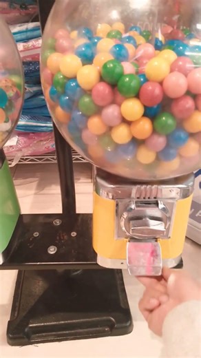 INSERT COIN RELEASE CANDY AT GUMBALL MACHINE DISPENSER #shorts
