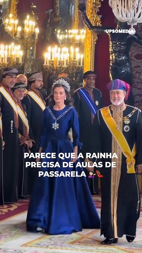 A rainha usava um vestido lindo e saltos, mas todos notaram o desconforto em seu caminhar. 👠😬 | Magnatas