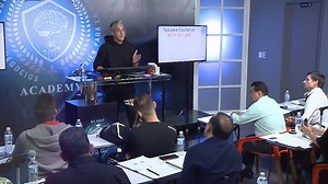 ¿Quieres ser el mejor conferencista? Ser un conferencista exitoso es complejo. 🌟 Como toda profesión tiene cosas buenas, cosas malas. Debes tener mucho profesionalismo, mucha congruencia y mucha autenticidad para lograrlo. ¿Por qué te digo esto❓ 😕 Yo cometí muchos errores y después de haber realizado 500 conferencias en 9 años y 32 países recaude mucha información que te va a servir para lograr tus objetivos. Esto es un proceso en donde aprenderás a hablar en público, saber venderte correctame