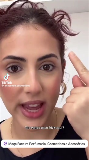 Cansada daqueles fios arrepiados que insistem em aparecer no meio do dia? O Hair Wax Stick da Anaconda chegou para salvar nosso penteado. • ✅ Definição impecável; • ✅ Fixação que dura o dia todo; • ✅ Efeito Anti-Frizz instantâneo; Prático, compacto e eficiente.