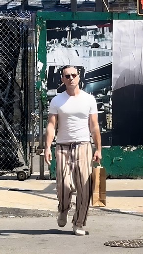 WHOOPSEE on Instagram: "La primavera è nell’aria anche a New York e Jude Law non si fa cogliere impreparato. Impegnato nelle riprese della prossima serie Netflix “Black Rabbit”, che lo vede attore e anche produttore, ha preso momentaneamente una pausa dal set per un po’ di shopping. Che sia anche lui nel bel mezzo delle pulizie di primavera? Questo non lo sappiamo, ma sappiamo che non vediamo l’ora di vederlo tornare sul piccolo schermo, stavolta protagonista di un dramma tra fratelli ambientato