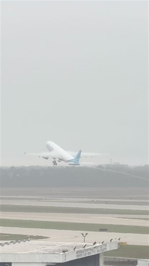 Airbus A330 Takes Off in Foggy Conditions at IAH
