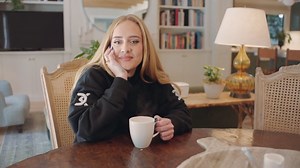 Capture d'écran de la vidéo «73 questions» de Vogue sortie ce jeudi 21 octobre, Adele fait visiter sa maison. - Photo