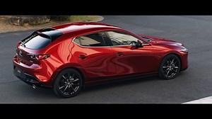 【カタチに表す匠たち】 「『面のうつろい』は、見る場所、時間、天気によりさまざまな表情を見せます。このような造形を実現するため、私たちモデラーはクレイを削り取る際、最後のコンマ1mmを形として残すか、削り取るかを日々真剣に考えています。」 そう語るのは、MAZDA3のデザインに携わったリードモデラー。 モデラーはどんな想いでMAZDA3の造形をデザインしたのでしょうか。 オフィシャルサイトをぜひご覧ください。 ⇒ https://mzd.bz/20190711_design | マツダ/Mazda Japan