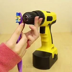 57M views · 1.6K reactions | Extreme toothbrush hacks you should know. bit.ly/2moyKeI | 5-Minute Crafts | Facebook