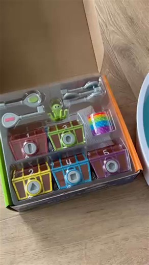 Leluakatemia.fi on Instagram: "🏴‍☠️ Ahoi, pienet aarteenetsijät! 🏴‍☠️⁠ ⁠ Lajittelu ja tavaroiden asettaminen omille paikoilleen tuo monille lapsille rauhaa – ja tässä merirosvoteemaisessa lajittelusetissä se muuttuu kaupan päälle vielä jännittäväksi seikkailuksi.⁠ ⁠ Settiin kuuluu 5 aarrearkkua, joilla jokaisella on oma värinsä ja numeronsa. Väri kertoo, mitkä tavarat kuuluvat arkkuun, ja numero näyttää, kuinka monta merirosvokolikkoa sinne laitetaan 🪙 ⁠ ⁠ Ekstrahaaste: Aarteen saavuttamiseks