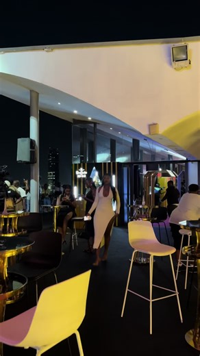 Recognizing Familiar Faces in Public Situations