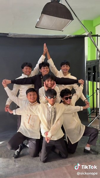 Creative Pictorial Poses for Stunning Photos