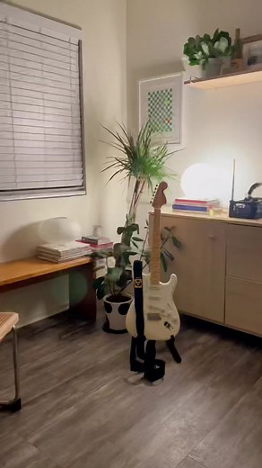 Silent Electric Guitar Practice in Los Angeles