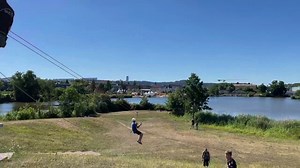 12K views · 105 reactions | EN DIRECT ⏩ — De la Plage des Deux Rives ☀️ : une animation "tyrolienne" vous est proposée CE WEEK-END, les après-midis à partir de 14h ! D'une longueur de 50 m, elle est disposée sur l'Île bucolique, entre les rives de Ville de Nancy et Ville de Tomblaine. Sensations garanties !  | Métropole du Grand Nancy | Facebook