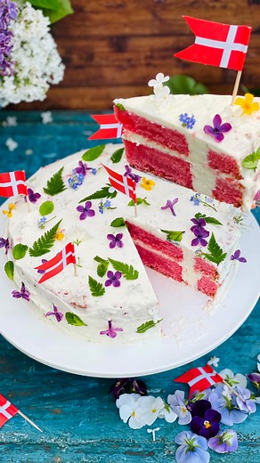 Arladk | Hurra for Grundlovsdag & Farsdag🇩🇰❤️ Vi fejrer dem begge med en flagkage🇩🇰🍓🍰 Opskriften finder du herunder. Flagkagedej: 🇩🇰 200 g blødt... | Instagram