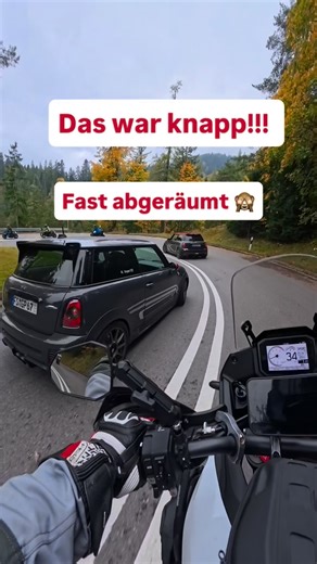 🌹Rosenheim - Bavaria - Germany 🇩🇪 on Instagram: "Fast von Autofahrern abgeräumt!!! 🚗💥🏍️ Es wird ja immer über uns Motorradfahrer geschimpft – dass wir die Rücksichtslosen, die Gefährlichen auf der Straße sind. Heute waren wir am Sudelfeld, beim Schnauferlwirt, gemütlich auf einen Kaffee. Dabei haben wir zwei Mini-Cooper-Fahrer beobachtet, die permanent rauf und runter geballert sind – als wär’s eine Rennstrecke. Als wir weitergefahren sind, waren genau diese beiden hinter uns. Sie haben ge
