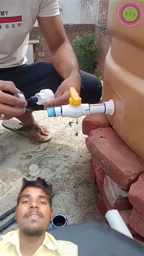 मिस्त्री भाई ने कर दिखाया! परफेक्ट टंकी लगाना हुआ आसान 😍🔧 / #watertank #installation #plumber#shorts