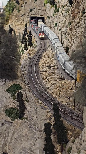 SP power headed to the mine #hoscale #modelrailroad #modeltrains #hoscaletrains #southernpacific #sprailroad #sppower #southernpacificrailroad #diesellocomotive #emdpower #modelrailroading #modelrailroaders #trainsoffacebook #railfan #railfanning #inspiration #modeltrainsofinstagram #trainphotography #layoutdesign | Custom-Trains