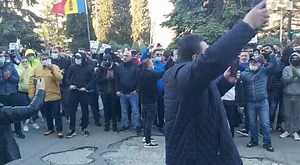 Se scandează "Jos Arafat" pe platoul din fața Prefecturii Constanța. La manifestație participă în jur de 200 de persoane. | Constanta INFO