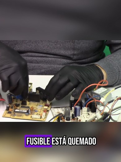 Por esta razón se quema un #fusible 👆 ¡Conocé más sobre nuestros cursos online en nuestra web www.cursosapp.com.ar! 🚨INGRESA AL LINK QUE ESTÁ EN NUESTRO PERFIL🚨 #técnico #técnicoenrefrigeración #airetiposplit #placaelectrónica #placaselectrónicas #fusible #varistor #oficio #cursodeoficio #clasegratis #claseenvivo #clasesgratuitas #cursosapp #refrigeración #online #cursoonline #aireacondicionado #academiadeprofesionespracticas