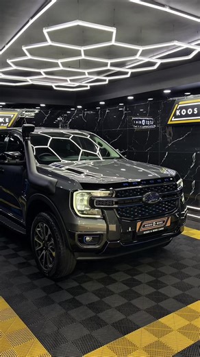 This 2023 Ford Ranger XLT 2.0D Double Cab 4x4 Automatic strikes the right balance between everyday comfort and real capability. The turbo diesel is efficient yet strong, while low-range 4x4 makes it ready for work, towing, or weekends away. With just 6,000 km, one owner and a full service history, it still feels fresh throughout. The XLT spec brings leather trim, dual-zone climate control, SYNC infotainment with Apple CarPlay and Android Auto, plus the safety tech you want for daily driving. The