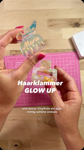 Susanne• Plotter Tipps& Workshops• DIY• LineArt Portraits on Instagram: "✨ Von Basic zu Wow – Haarklammern mit Vinyl & Strass pimpen! 💕 Kleine DIY-Idee für alle Plotterfans: Mit Resten von Vinylfolie & ein paar Straßsteinchen machst du aus simplen Klammern kleine Highlights 😍 Perfekt für den Eigengebrauch, kleine Geschenke oder den nächsten Marktstand! 🎁✂️ #plotterliebe #diyhaarschmuck #vinylresteverwerten #hobbyplotter #haarklammerdiy #straßsteine #cricutideen #bastelideenfürerwachsene #glam