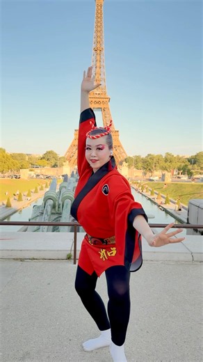 パリ🇫🇷のエッフェル塔の前で阿波踊りを踊りました！青空にそびえ立つエッフェル塔の美しさと、萌さんの華やかな踊りがめちゃくちゃ映えています。#takarabune #寶船 #阿波踊り #paris