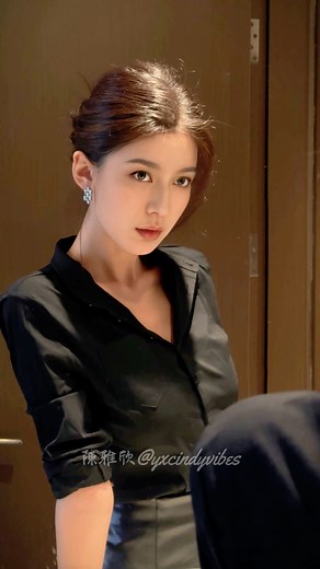 秋季通勤這麼穿 #秋季穿搭 #通勤服 #ol #美腿 #Cindychenyaxin | Chen Yaxin