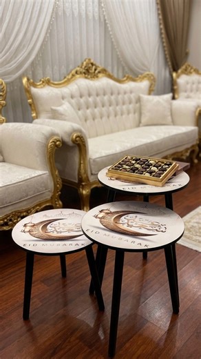 ‎ركن البيت‎ on Instagram‎: "طقم طاولات بعبارة عيد سعيد السعر (35) مع التوصيل ✨ أجواء العيد تكتمل مع طقم طاولات ضيافة عيد مبارك! 3 طاولات دائرية أنيقة بتصميم إسلامي مزخرف تضيف لمسة فخامة وبهجة لبيتك 🕌 مناسبة للتقديم والديكور، ويمكن ترتيبها معًا أو بشكل منفصل حسب المساحة ✨ خيار مثالي لضيافة العيد ولمسة موسمية راقية #عيد_مبارك #ديكور_منزلي #أثاث #اكسبلور_فولو #eidmubarak"‎