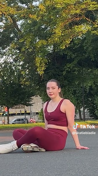 No comment #inlineskaten #eiskunstlauf #inlineskating #inlineskatingfail #artisticinlineskates #iceskating #figureskating #iceskatingtiktok #beginnerfigureskater #artisticinlinefigureskating #artisticskating #eislaufen