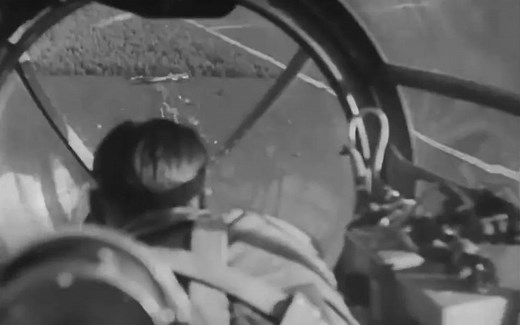 1939 年Heinkel He 111 在波兰低空扫射地面目标