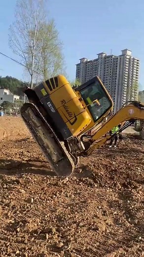 Unload digger by itself. #chinaconstruction #chinainfrastructure #diggerdriver