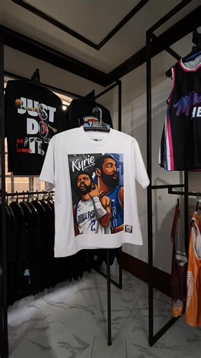 🔥 𝗘𝗫𝗖𝗟𝗨𝗦𝗜𝗩𝗘 𝗦𝗔𝗟𝗘 — 𝗟𝗜𝗠𝗜𝗧𝗘𝗗 𝗢𝗙𝗙𝗘𝗥 🔥 Elevate your everyday essentials with premium craftsmanship and refined details. This isn’t just a shirt — it’s a statement of quality. 🎁 Exclusive Inclusions: • FREE NBA CAP • FREE SHIPPING VOUCHER • FREE SAMPLE TEE 💎 Premium Construction: • 240–250gsm Heavyweight Cotton — substantial, structured, luxurious feel • Tailored Structured Crewneck Fit — clean silhouette • Double Fabric Yoke — enhanced durability & shape retention • Thre