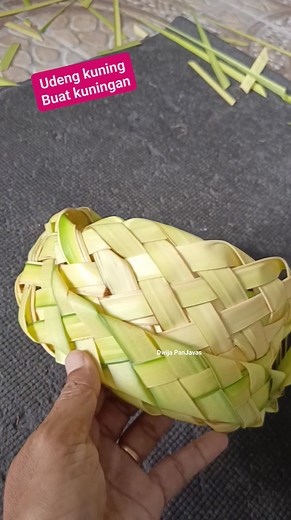 Kreasi janur udeng Bali . Tutorial menyusul di galeri Dwija PanJavas social media #kreasijanur #coconutleafcraft #idekreatif #udeng #tradisibali #kerajinantangan #palmleafart #galunganlankuningan #diy #hiasanjanur #fblifestyle #ideunik Pengikut Dewa Ayu Triana Dewi | Dwija PanJavas