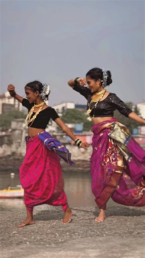 Suvidha Mone on Instagram: "Kokan dakhwa na🥹 . 🎥: @sarvadnya3827 😎 . #dance #dancer #koli #aagrikoli #viral #trending #explorepage #foryoupage #reels #instagram"