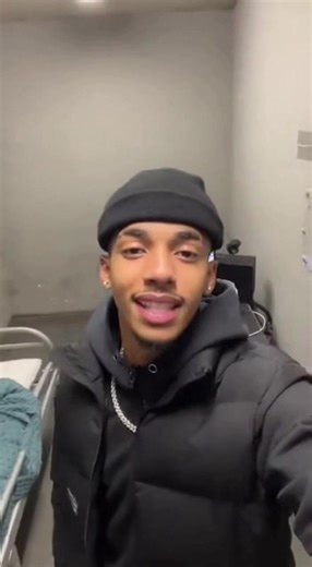 🔒🎮 Prison française : la gardienne craque pour un détenu… malaise total 😭 Cellule filmée au portable : setup console/télé, bruit de clés, la surveillante avoue à demi-mot qu’elle est perdue et qu’elle ne devrait pas… puis elle repart. Lui reste en mode ego, sourire en coin. Satire générée par IA. #prison #amour #banlieue #satire #WTF