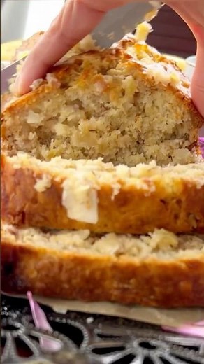 Hawaiian Banana Bread with pineapple & coconut #bananabread #hawaiian #banananutbread #pineapplecake