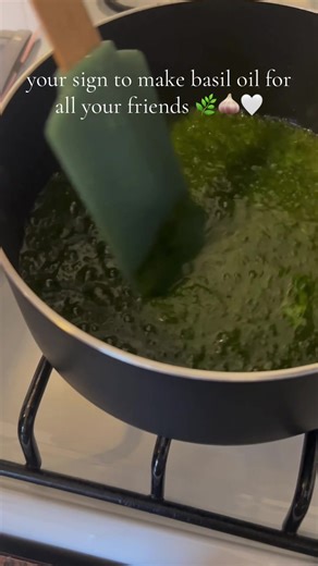 Looking for something to make for your girls night that’s equally easy as it is impressive? Look no further (just don’t burn the basil on the stove by accident like I did) #dinnerparty #recipe #basil #girldinner #cooking