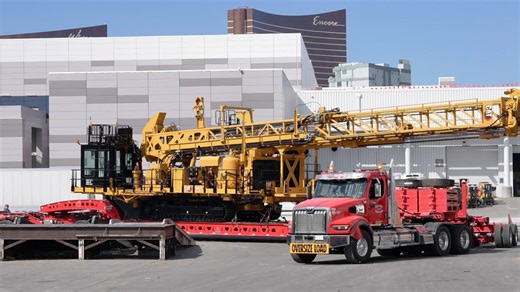 Enorme CAT-boormachine verplaatst met zwaar transport