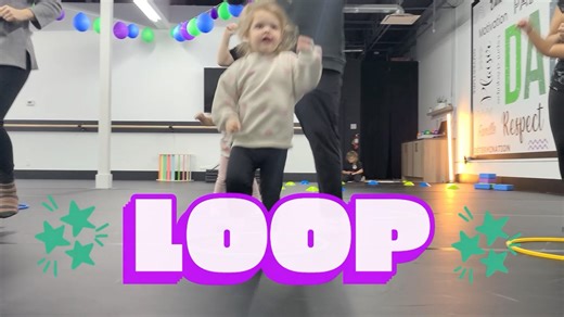 🌟 COURS LOOP – Parents-Enfants (2-3 ans) 🌟 Un moment doux, complice et rempli de rires entre les parents et leurs tout-petits ! 💛 À travers des jeux, des chansons et de petites explorations motrices, votre enfant développe sa motricité globale, sa confiance et son plaisir de bouger tout en partageant un instant précieux avec vous. Et avec Delphine, notre professeure passionnée par l’univers des tout-petits, chaque séance devient un véritable cocon de bienveillance. Elle saura faire rayonner l