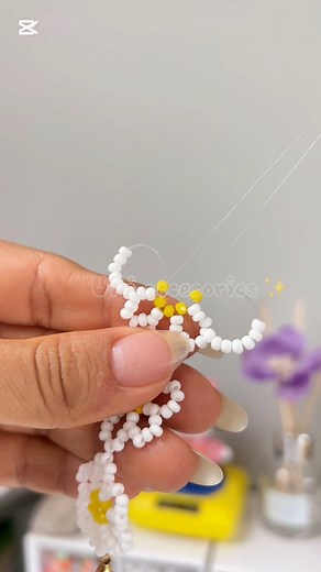 Flores con mostacillas 🌸✨ #accesorios #parati #joyas #reelsvideoシ #pulseras #bisuteria #tutorial #flores #Margaritas #reelsfypシ | umi.accesorios89